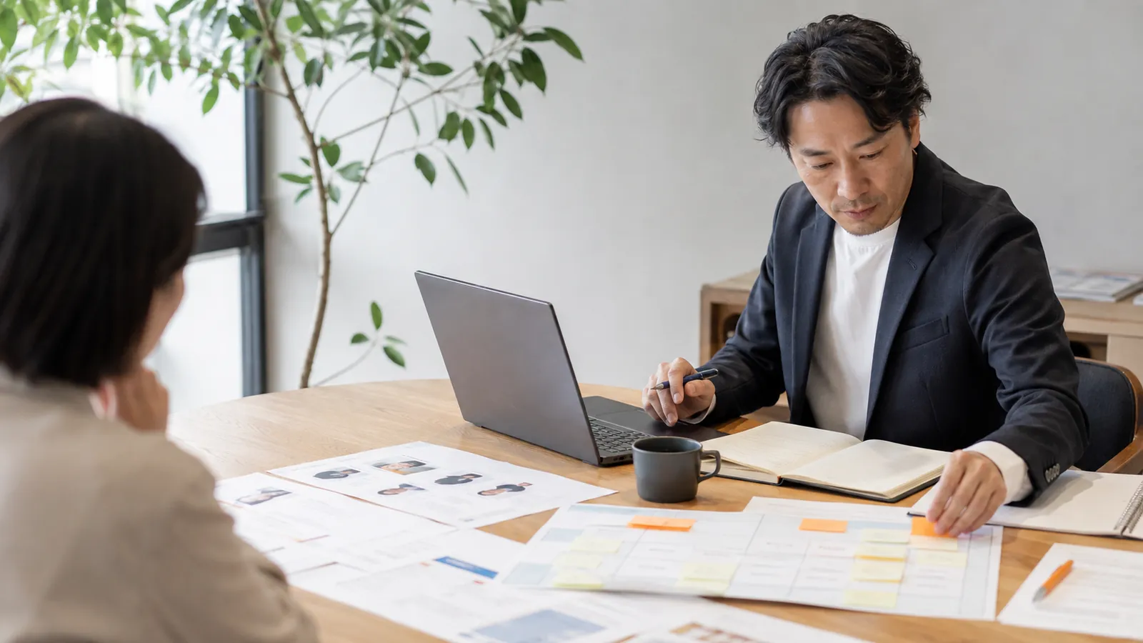 採用広報の方針を資料を見ながら相談する様子